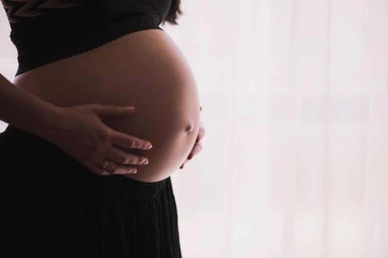Comment éviter une grossesse non désirée en ayant des rapports sexuels ? femme enceinte
