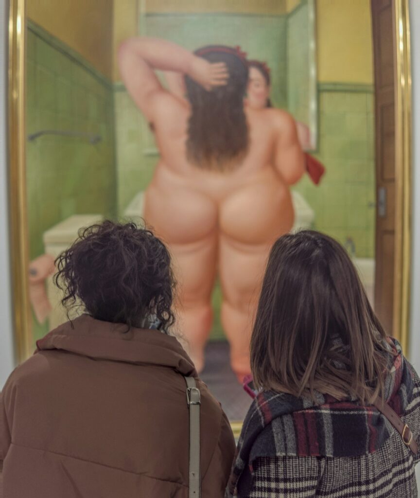 Pourquoi les hommes raffolent des femmes aux grosses fesses ? a couple of people that are looking at a painting