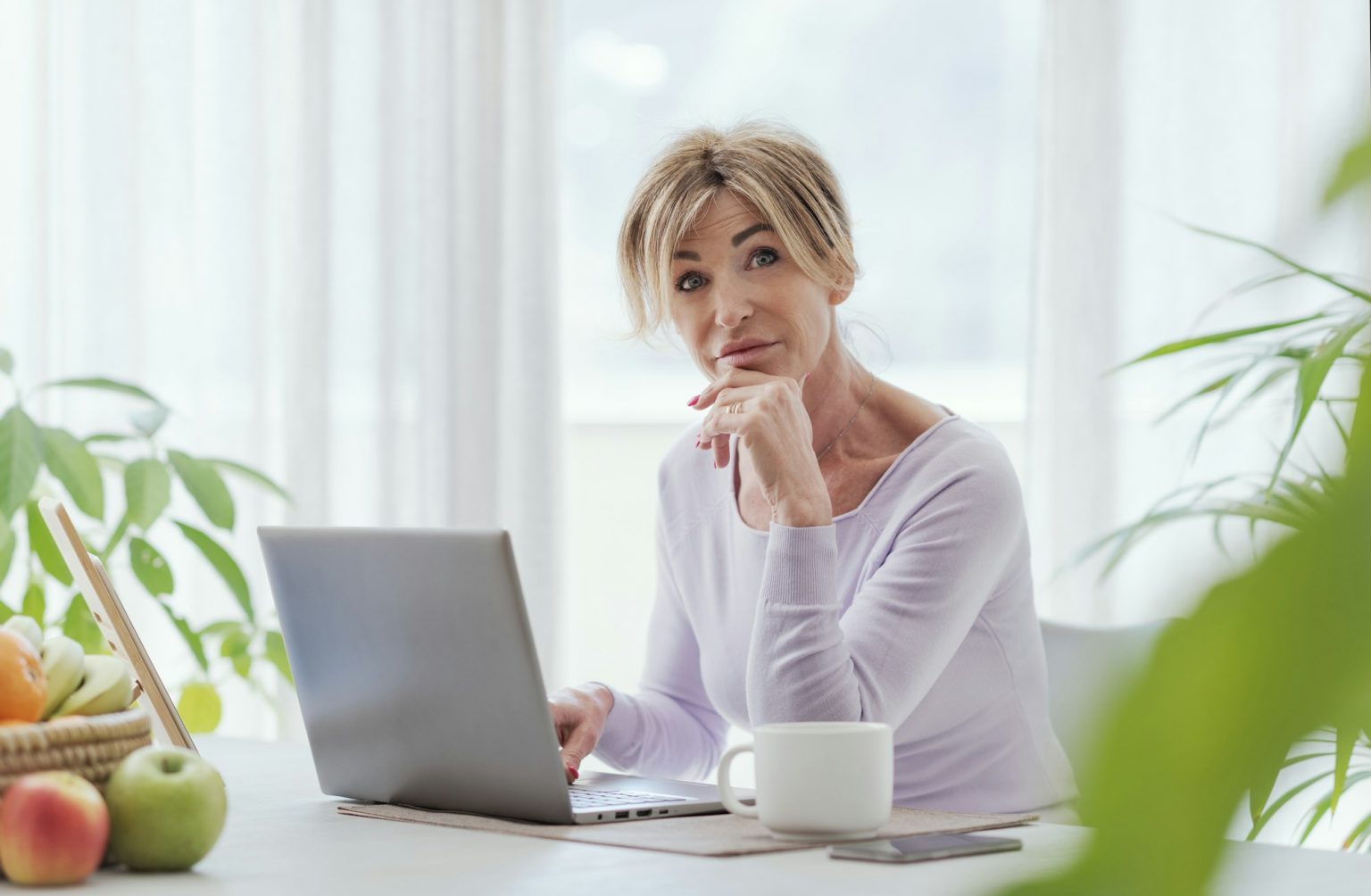 Cougars-avenue : avis et expérience sur ce site Mature woman working with her laptop