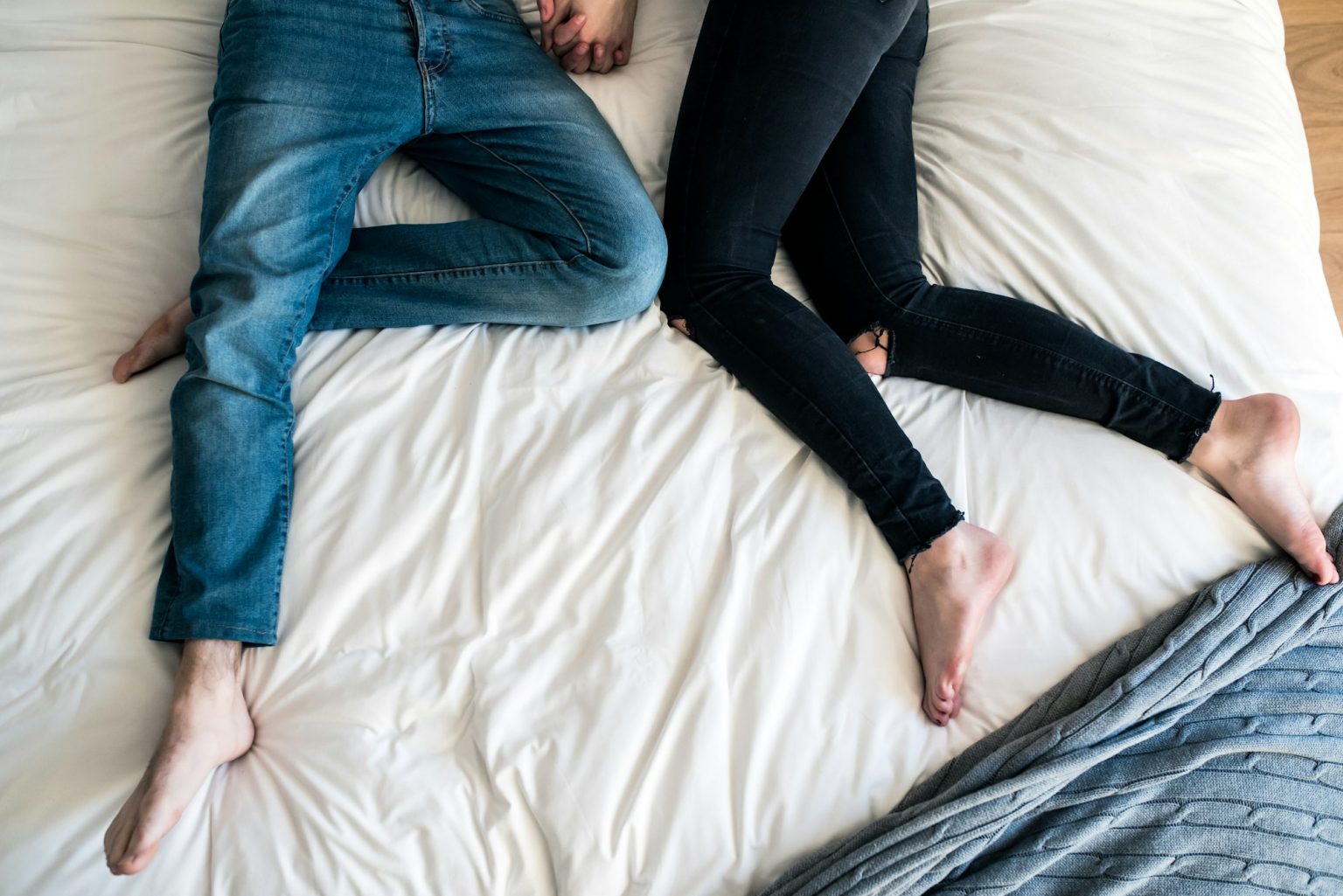 Comment reconnaître et séduire une fille qui cherche du sexe ? Passionate sexy couple in bed