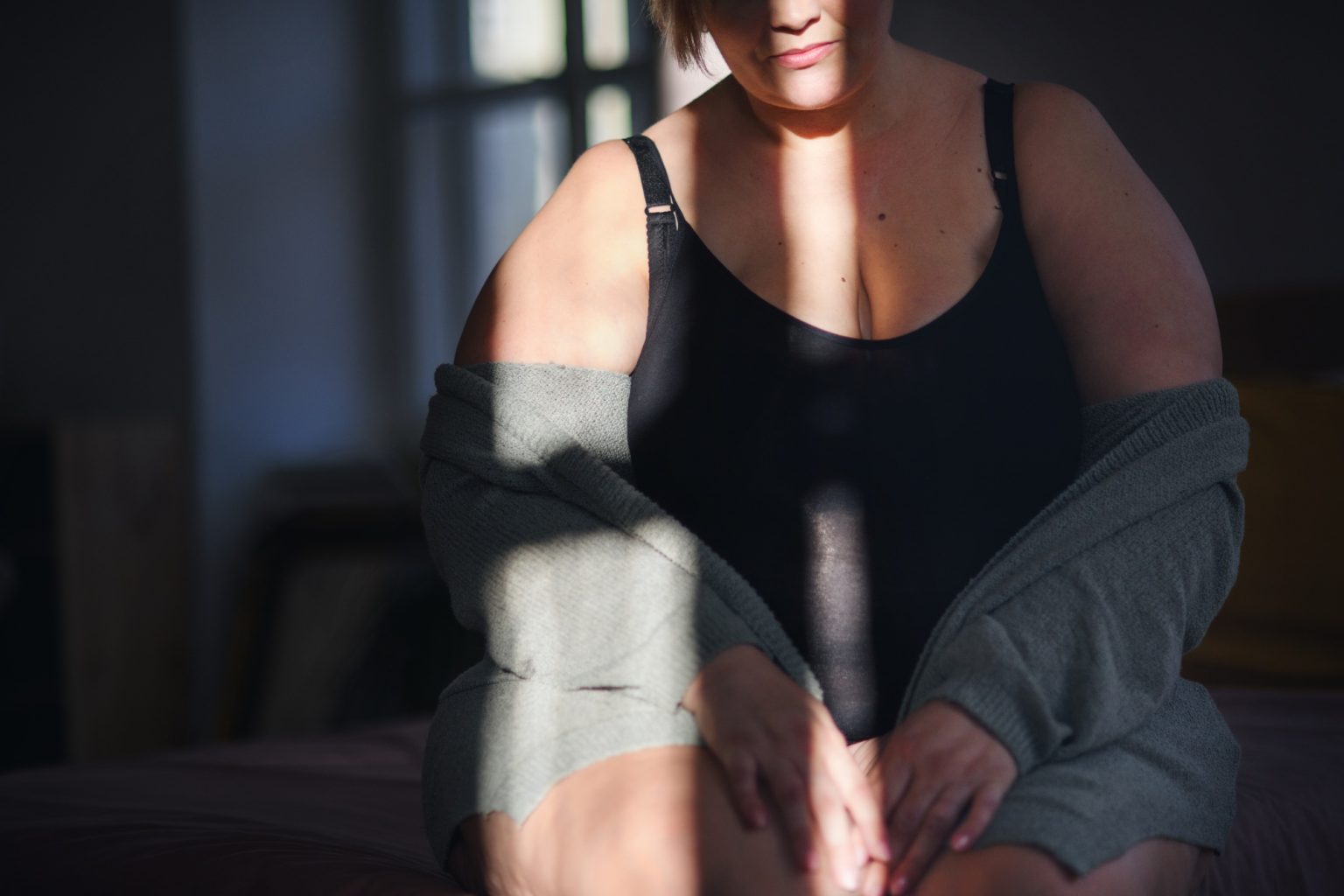 Comment baiser une grosse : tous les meilleurs conseils Midsection of fat woman in underwear sitting.